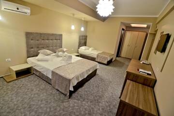 Трехместный номер с балконом в Отеле Lucas Boutique Hotel